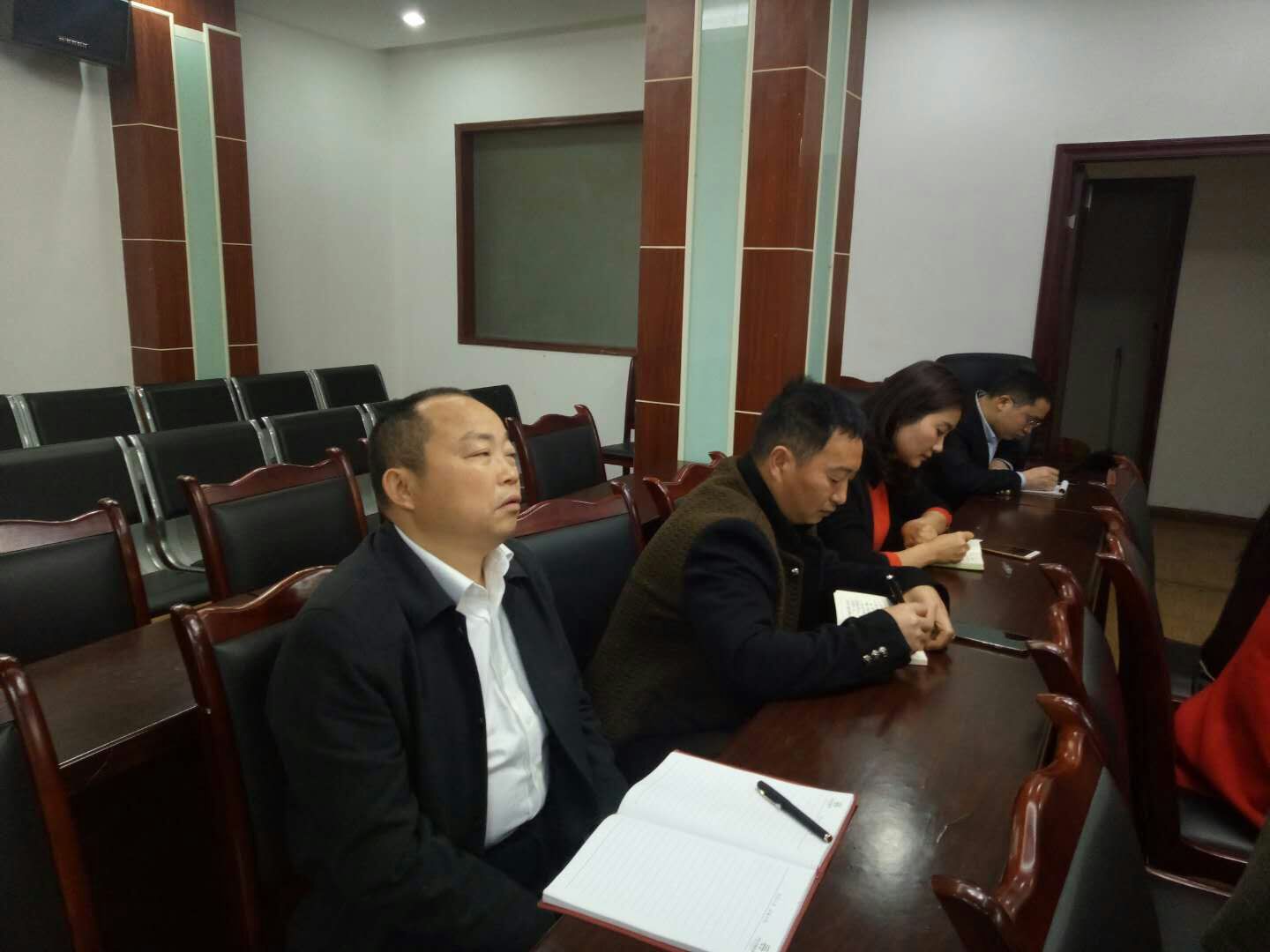 老干局全体党员干部认真学习监督执行“四种形态”